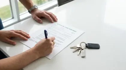 Propietario e inquilino firmando un contrato de arrendamiento con una póliza jurídica