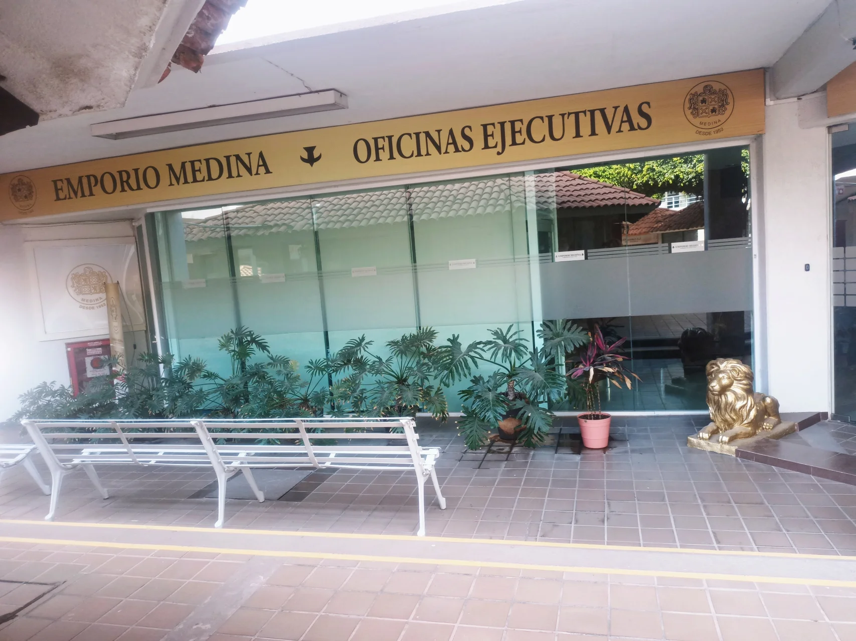 ¡SE RENTA CORPORATIVO COMPLETO EN PLAZA BONITA! - Local Comercial en México - Foto 1