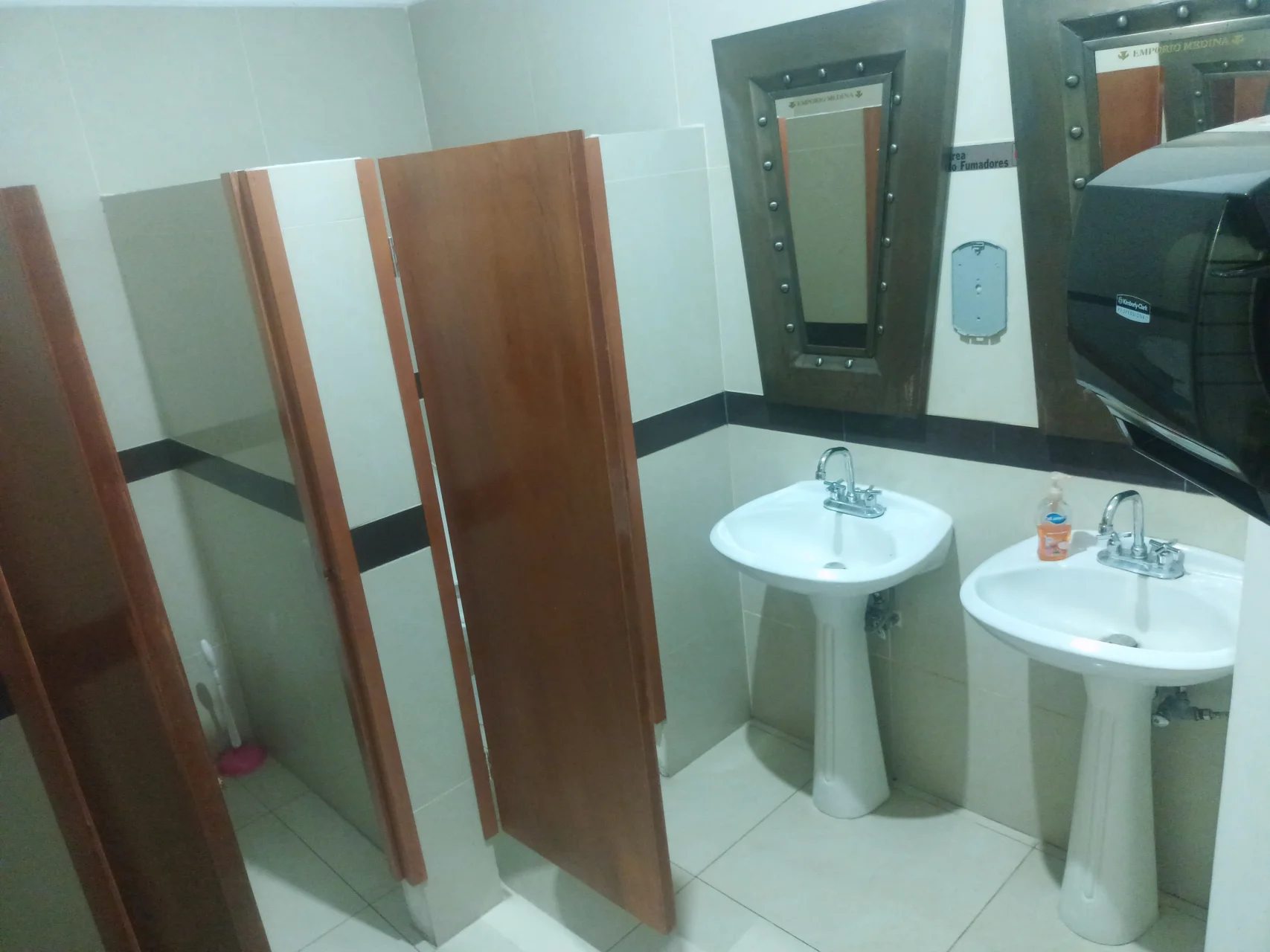 ¡SE RENTA CORPORATIVO COMPLETO EN PLAZA BONITA! - Local Comercial en México - Foto 2