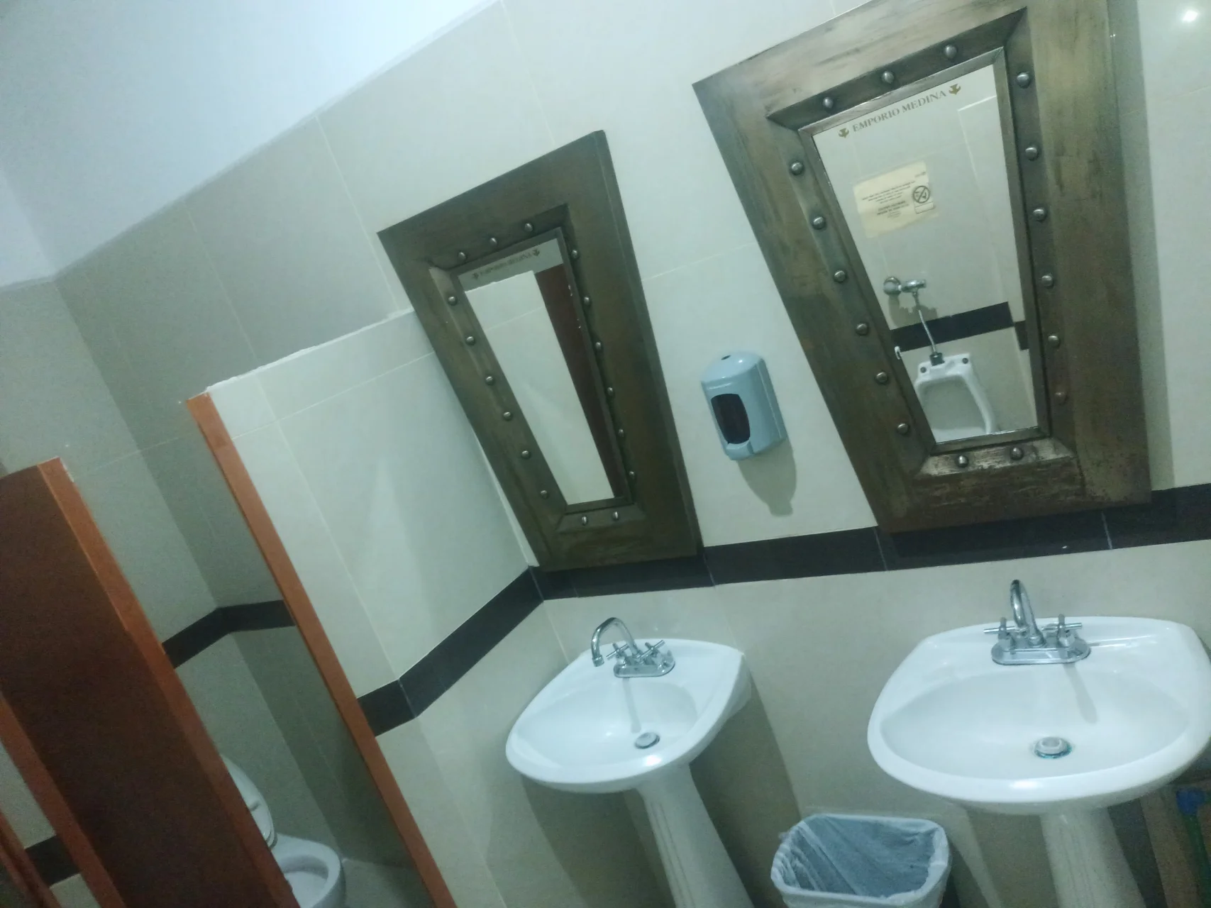 ¡SE RENTA CORPORATIVO COMPLETO EN PLAZA BONITA! - Local Comercial en México - Foto 3