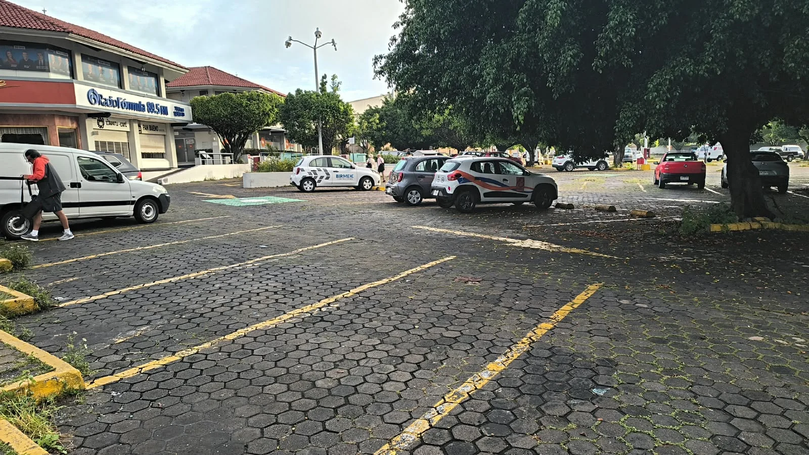 ¡SE RENTA CORPORATIVO COMPLETO EN PLAZA BONITA! - Local Comercial en México - Foto 9