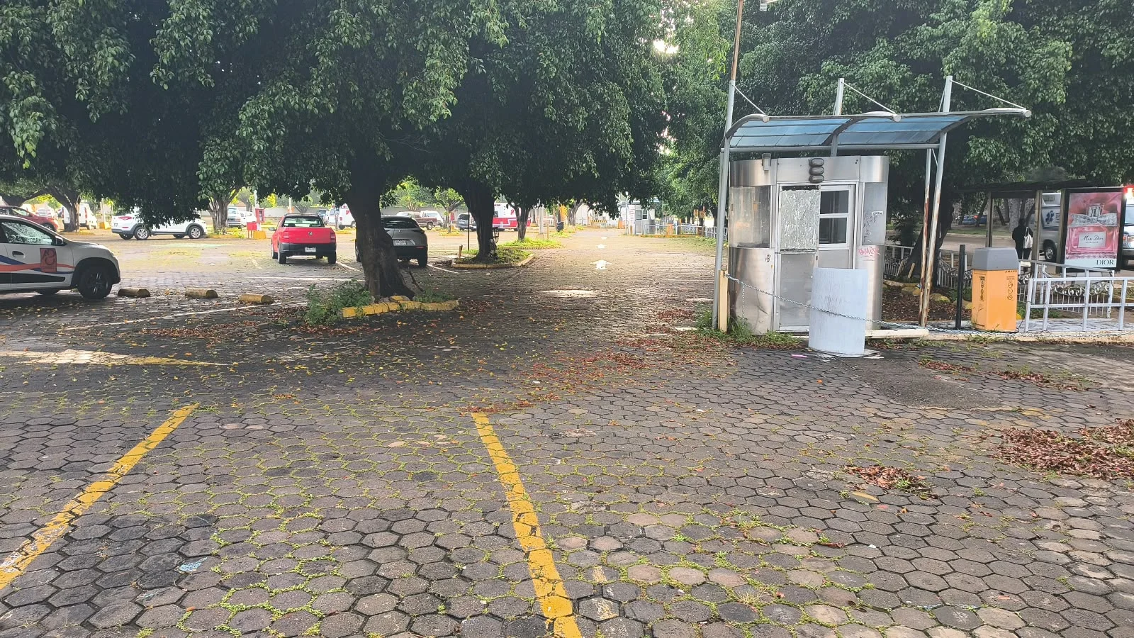 ¡SE RENTA CORPORATIVO COMPLETO EN PLAZA BONITA! - Local Comercial en México - Foto 10