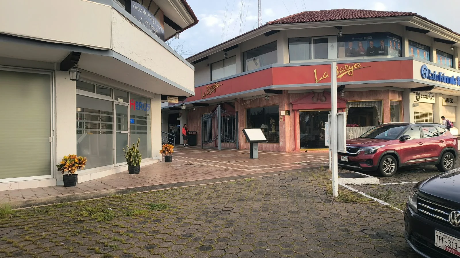 ¡SE RENTA CORPORATIVO COMPLETO EN PLAZA BONITA! - Local Comercial en México - Foto 11