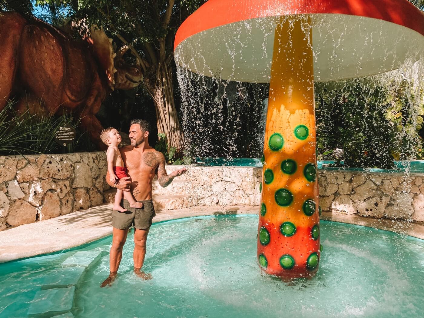 Área de juegos en KiddoZone con consolas y sillones puff en Hotel Grand Oasis Palm
