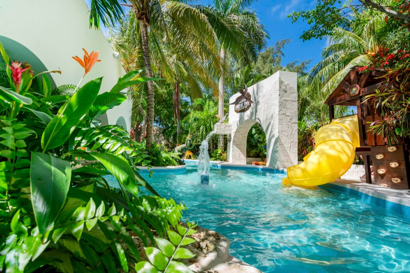 Área de juegos en KiddoZone con consolas y sillones puff en Hotel Grand Oasis Palm