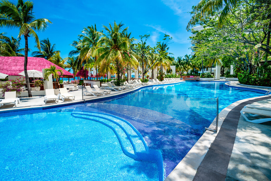 Albercas en Hotel Oasis Palm